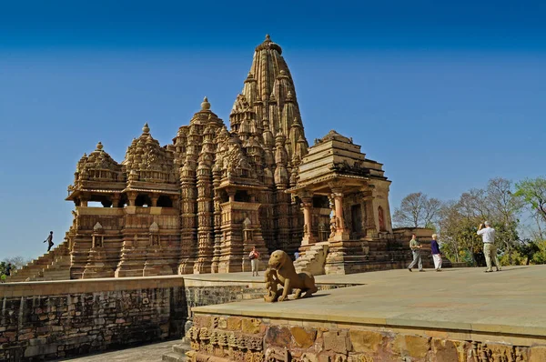 Khajuraho Madhya Pradesh Índia Março 2011 Visitantes Templo Kandariya Mahadeva — Fotografia de Stock