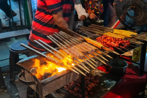 Picante Pollo Seekh Kabababs Están Siendo Parrilla Con Calor Barbacoa — Foto de Stock