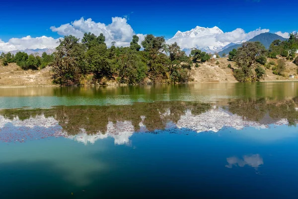 Deoria Tal, Hindistan 'ın Uttarakhand kentinde yer alan bir yüksek irtifa gölüdür. Mavi gökyüzü ve karla kaplı dağlar, Chaukhamba onlardan biri, arka planda..