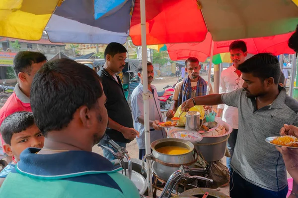 Cuttack, Odisha, Hindistan - 24 Temmuz 2019: Dahi Bara Alu Dum yol kenarında satıcılar tarafından sabah müşterilere satılıyor. Dahi baralar bir kaşık baharatlı aloo dum ile kaplanıp tabakta servis edilir..