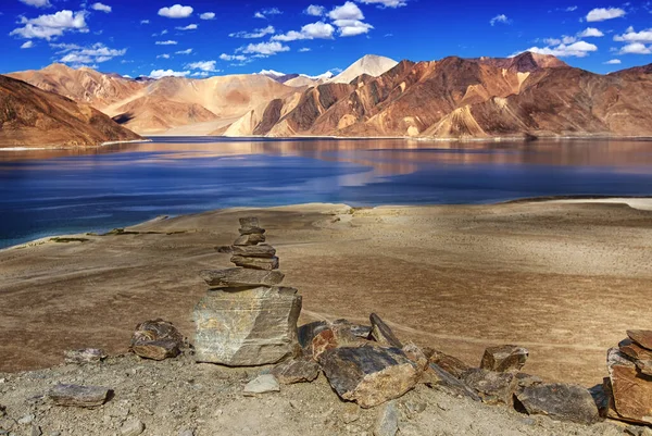 Dağlar ve Pangong (Göl). Ladakh 'ta büyük bir göl, yüksekliği 4,350 m (14,270 ft)' dir. 134 km uzunluğundadır ve Hindistan 'dan Tibet' e kadar uzanır. Leh, Ladakh, Jammu ve Kashmir, Hindistan