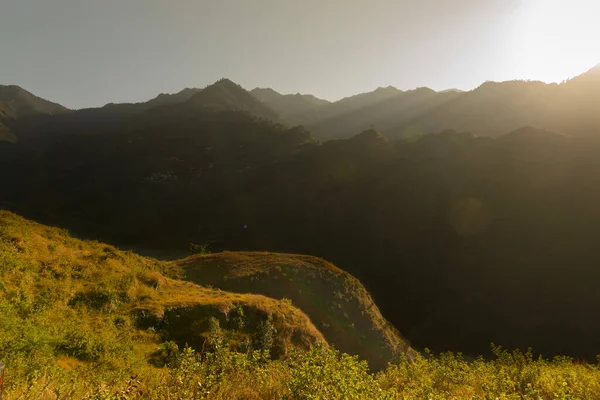 前往印度乌塔拉汉德通迦纳寺的旅行路线 晨阳照在喜马拉雅山之上 — 图库照片