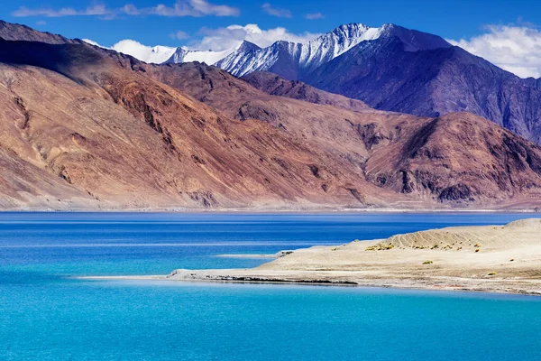 Pangong Tso (Göl) dağının yansıması. Ladakh 'ta büyük bir göl, yüksekliği 4,350 m (14,270 ft)' dir. 134 km uzunluğundadır ve Hindistan 'dan Tibet' e kadar uzanır. Leh, Ladakh, Jammu ve Kashmir, Hindistan