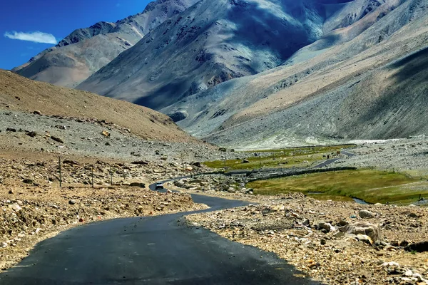 Concrete Road Beautiful Rocky Mountains Blue Sky Peaks Himalaya Leh — Stock Photo, Image