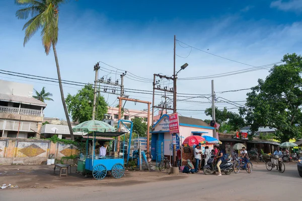 Cuttack, Odisha, Hindistan - 24 Temmuz 2019: Cuttack şehrinin yolu, yol kenarı yiyecek ambarları müşterilere hizmet veriyor.
