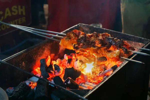 Würzige Hähnchen Kababs Werden Mit Holzkohle Grill Mit Metallspießen Gegrillt — Stockfoto