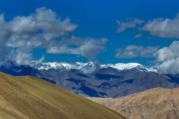 Kar tepelerinin hava manzarası, Leh ladakh manzarası, ışık ve gölge, Jammu ve Kashmir, Hindistan