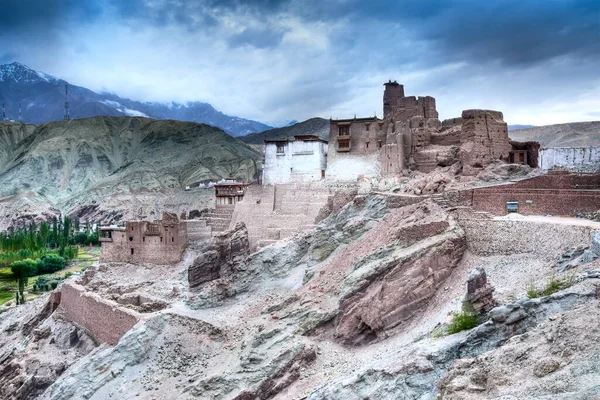 Basgo Manastırı 'nda taş, kaya ve göletle harabeler.