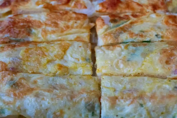 Taze yumurtalı tostun üst görüntüsü. Ekmekler parça parça kesilmiş, yumurtalarla kızartılmış, bir tarafı çatallı. Hintlilerin de en sevdiği kahvaltı yemeği..