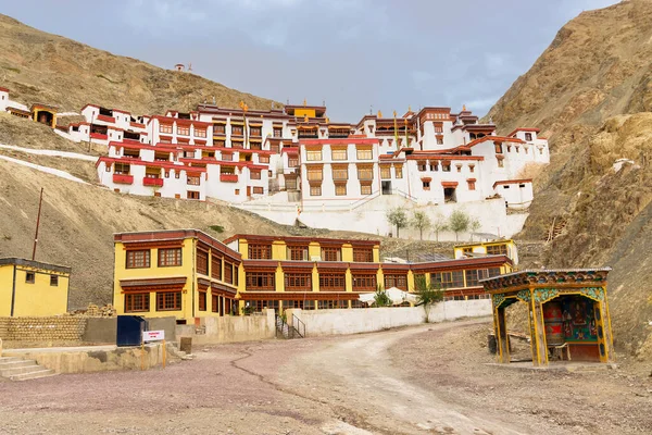 Mosteiro Rizong Com Vista Para Montanhistas Himalaia Famoso Templo Budista — Fotografia de Stock