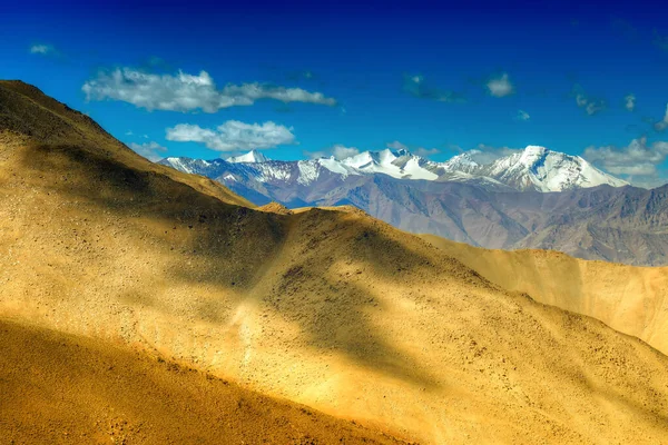Paisaje Rocoso Ladakh Con Cielo Azul Picos Hielo Piedras Marrones —  Fotos de Stock