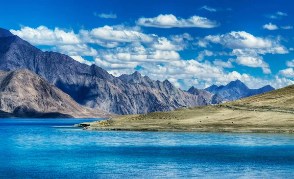 Dağlar ve Pangong (Göl). Ladakh 'ta büyük bir göl, yüksekliği 4,350 m (14,270 ft)' dir. 134 km uzunluğundadır ve Hindistan 'dan Tibet' e kadar uzanır. Leh, Ladakh, Jammu ve Kashmir, Hindistan