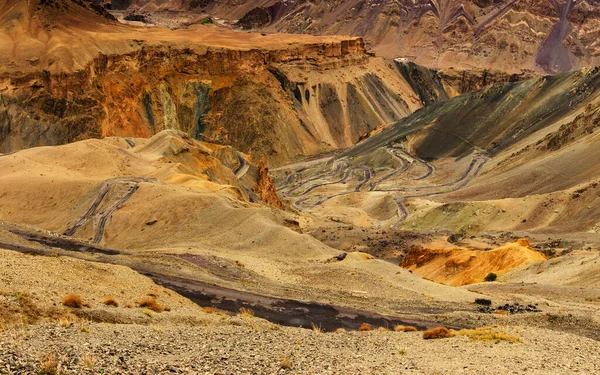 Ay 'ın güzel manzarası, Himalaya dağı arka planı, Ladakh, Jammu ve Kashmir, Hindistan