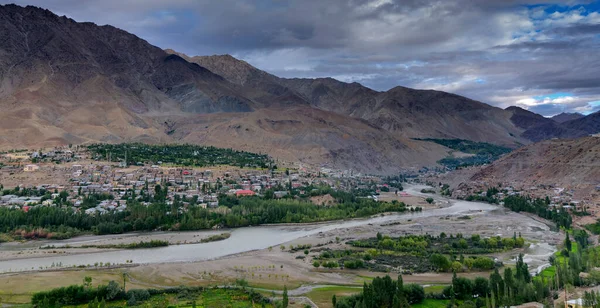 Himalaya dağları ve mavi bulutlu gökyüzü, Leh, Ladakh, Jammu ve Kashmir ile İndus Nehri ve Kargil Şehir Vadisi 'nin panoramik manzarası.