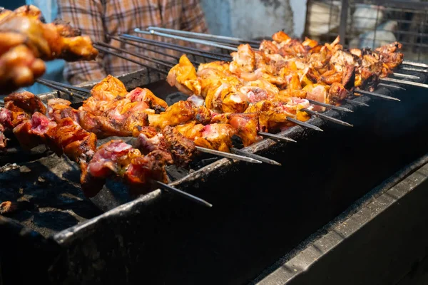 Fűszeres Csirkekereső Kababot Grilleznek Hőséggel Grillsütőben Fém Nyársakkal Este Utcai — Stock Fotó