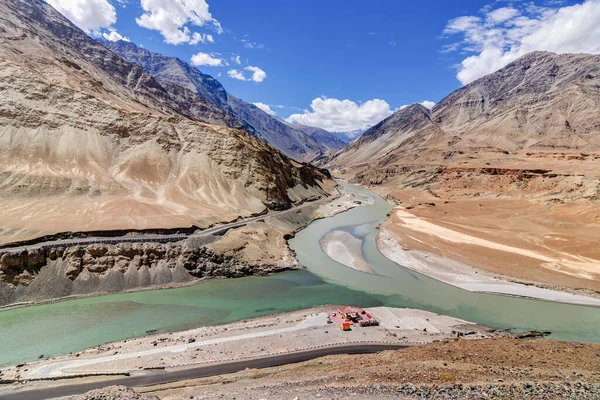 Soldan Zanskar Nehri 'nin Confluence manzarası ve sağdan Indus nehirleri - Leh, Ladakh, Jammu ve Kashmir, Hindistan. Tüm mevsimler boyunca Ladakh 'ın ünlü turistik mekanı. manzara.