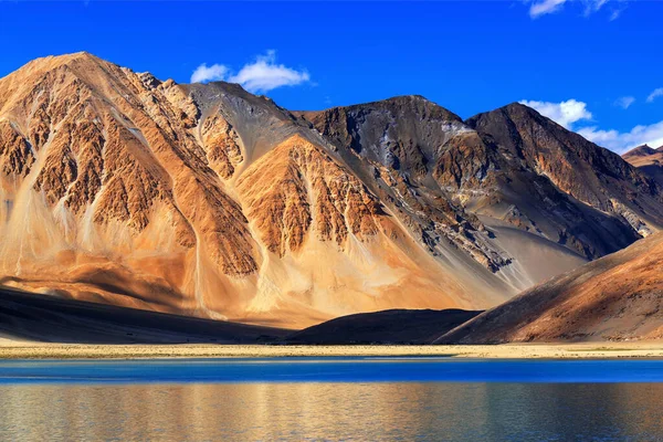 Pangong tso 'daki dağların yansıması (Göl) ve arka planda mavi gökyüzü. Ladakh 'ta büyük bir göl olup Hindistan' dan Tibet 'e kadar 134 km uzunluğundadır. Leh, Ladakh, Jammu ve Kashmir, Hindistan