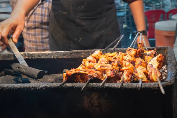 Würzige Hähnchen Kababs Werden Bei Hitze Grill Mit Metallspießen Gegrillt — Stockfoto