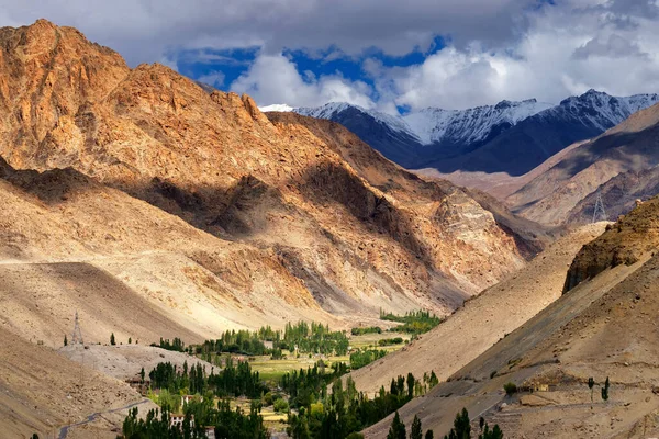 Felsige Landschaft Von Ladakh Mit Grünem Tal Der Mitte Spiel — Stockfoto