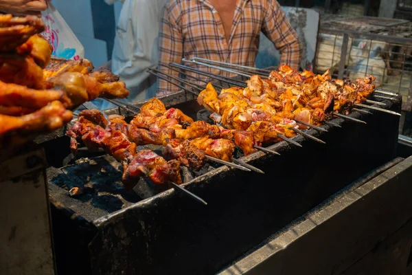 Würzige Hähnchen Kababs Werden Bei Hitze Grill Mit Metallspießen Gegrillt — Stockfoto