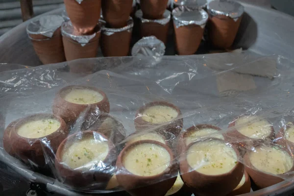 販売のための粘土容器にラブリ ラブリは インドの甘い練乳ベースの料理です スパイス ナッツを加えて味を出します 冷やされデザートとして供される — ストック写真