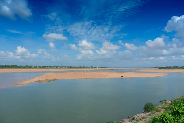 Odisha 'nın Mahanadi nehrinin güzel manzarası, mavi gökyüzü ve arka planda beyaz bulutlar. Kopya alanı ile Odisha 'nın doğa görüntüsü.