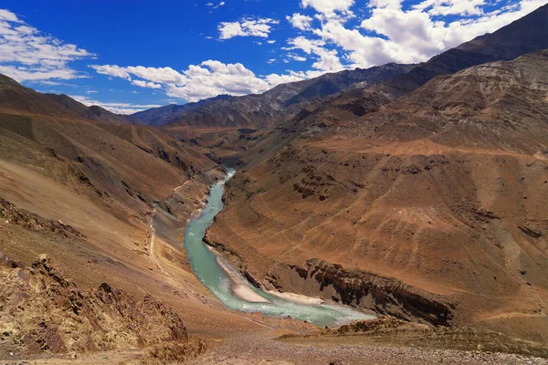 Güzel Zanskar nehri Ladakh, Jammu ve Kashmir, Ladakh, Hindistan, doğal, manzara, su, nehir kıyısı, hava manzarası, kahverengi, kayalar, akıntı yönünde akıyor.