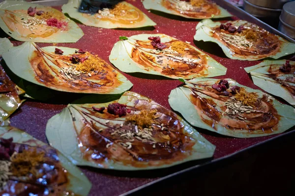 葉という意味のパンは インドで広く消費されているアクアナッツとビンゴの葉を組み合わせた準備です それは刺激的で精神的な効果のために噛まれる とても人気のあるインド料理です — ストック写真