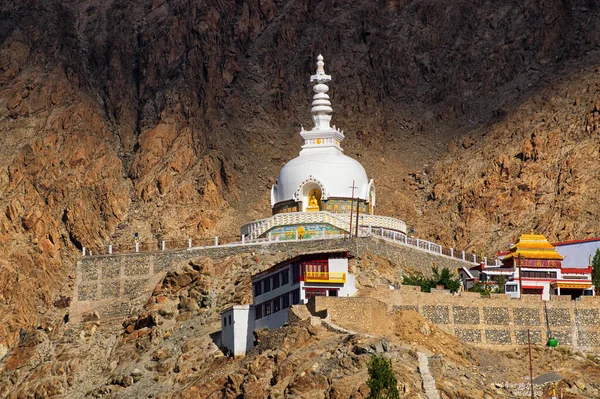 Shanti Stupa Med Utsikt Över Himalayas Berg Bakgrunden Ladakh Jammu — Stockfoto