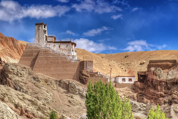 Basgo Manastırı 'nda taş ve kayalarla harabeler, mavi gökyüzü arka planı, Jammu ve Kahsmir, Ladakh, Hindistan