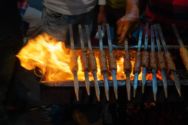 Würzige Hähnchen Kababs Werden Bei Hitze Grill Mit Metallspießen Gegrillt — Stockfoto
