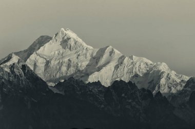 Kanchenjugha Dağı, Himalaya sıradağları, Sikkim, Hindistan 'da güneşin doğuşundan güzel bir gün ışığı. Renkli stok resmi.