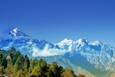 Ravangla 'daki Himalaya dağlarının güzel manzarası, Sikkim. Himalaya, Asya 'nın en büyük sıradağlarından biridir, çoğu Everest dağı da dahil olmak üzere 50' den fazla zirvesi vardır - dünyanın en yüksek dağı olan 29029 feet yüksekliğindedir..