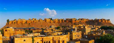Jaisalmer, Rajasthan, Hindistan - 16 Ekim 2019: Jaisalmer Kalesi veya Sonar Quila veya Altın Kale 'nin panoramik görüntüsü. Sarı kumtaşından yapılmış canlı bir kale. Thar Çölündeki UNESCO dünya mirası sahası.