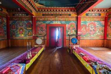 Rinchenpong, Sikkim, Hindistan - 17 Ekim 2016: Genç bir Lama kapıyı açıyor ve Rinchenpong Manastırı 'nın içinde duvarları süslenmiş duvar resimleriyle içeriye ışık getiriyor.