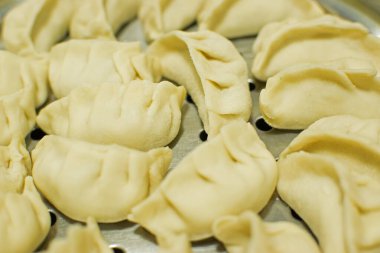 Momo, Tibet, Nepal, Butan ve Sikkim 'e özgü bir Güney Asya hamur köftesi türüdür. Çin baozi ve jiaozi, Moğol buuz, Japon gyoza ve Kore mandu 'suna benzer. Stok fotoğrafı.