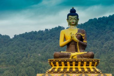 Rabangla, Sikkim, Hindistan 'daki Lord Buddha' nın güzel büyük heykeli. Himalaya Dağları ile çevrili. Buna Buda Parkı deniyor. Popüler bir turizm merkezi..