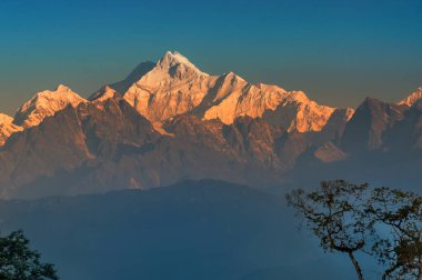 Kanchenjunga sıradağlarının güzel manzarası. İlk gün ışığında, arka planda, şafak vakti, Sikkim, Hindistan 'da.