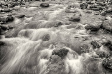 Şafakta taşların ve kayaların arasından akan güzel Reshi Nehri suyu, Sikkim, Hindistan. Reshi, Sikkim 'in en ünlü nehirlerinden biridir. Eyalette akar ve birçok yerel insana su verir..