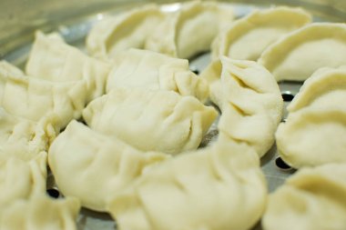 Momo, Tibet, Nepal, Butan ve Sikkim 'e özgü bir Güney Asya hamur köftesi türüdür. Çin baozi ve jiaozi, Moğol buuz, Japon gyoza ve Kore mandu 'suna benzer. Stok fotoğrafı.