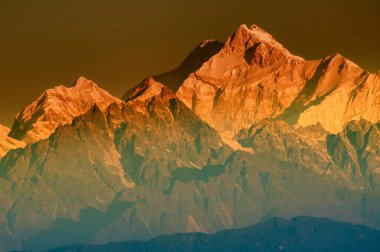 Kanchenjungha Dağı, Himalaya sıradağları, Sikkim, Hindistan 'da güneşin doğuşundan güzel bir gün ışığı. Şafak vakti dağlarda turuncu renkler.