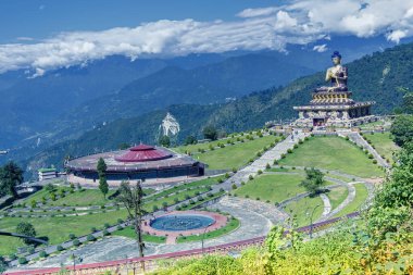 Rabangla, Sikkim, Hindistan 'daki Lord Buddha' nın güzel büyük heykeli. Himalaya Dağları tarafından çevrelenmiş olan bu bölgeye Buda Parkı adı verilir - popüler bir turizm merkezi..