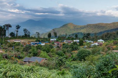 Silerygaon Köyü 'nün güzel manzarası. Arka planda Kanchenjunga sıradağları, sabah ışığı, Sikkim, Hindistan.