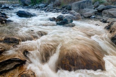 Şafakta taşların ve kayaların arasından akan güzel Reshi Nehri suyu, Sikkim, Hindistan. Reshi, Sikkim 'in en ünlü nehirlerinden biridir. Eyalette akar ve birçok yerel insana su verir.. 