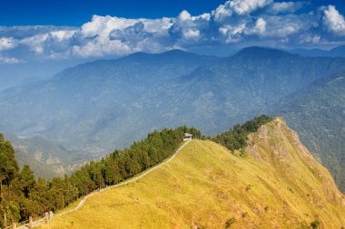 Tarey Bhir noktası en sevilen turistik noktadır. 'Bhir' kelimesi Nepal dilinde uçurum anlamına gelir, yaklaşık 3.000 metre uzunluğunda, nefes kesici bir bakış açısı, insanlar muhteşem manzaralar elde eder..