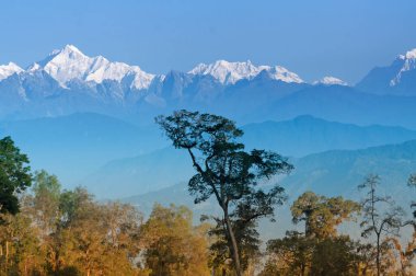 Arka planda Kanchenjunga sıradağları olan Silerygaon Köyü 'nün güzel manzarası, sabah ışığı, Sikkim, Hindistan' da.
