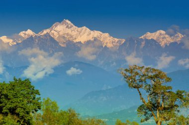 Arka planda Kanchenjunga sıradağları olan Silerygaon Köyü 'nün güzel manzarası, sabah ışığı, Sikkim, Hindistan' da.