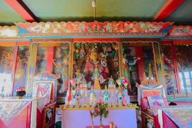 Rinchenpong, Sikkim, Hindistan - 17 Ekim 2016: Rinchenpong manastırında duvarlarında süslü duvar resimleri olan Budizm 'in dini heykelleri.