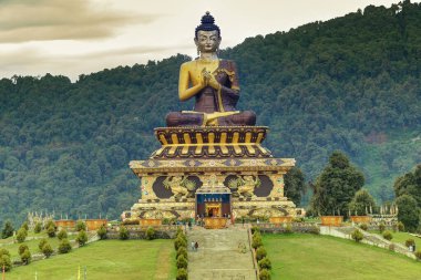 Rabangla, Sikkim, Hindistan 'daki Lord Buddha' nın güzel büyük heykeli. Himalaya Dağları tarafından çevrelenmiş olan bu bölgeye Buda Parkı adı verilir - popüler bir turizm merkezi..