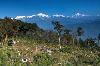 Arka planda Kanchenjunga sıradağları olan Silerygaon Köyü 'nün güzel manzarası, sabah ışığı, Sikkim, Hindistan' da.